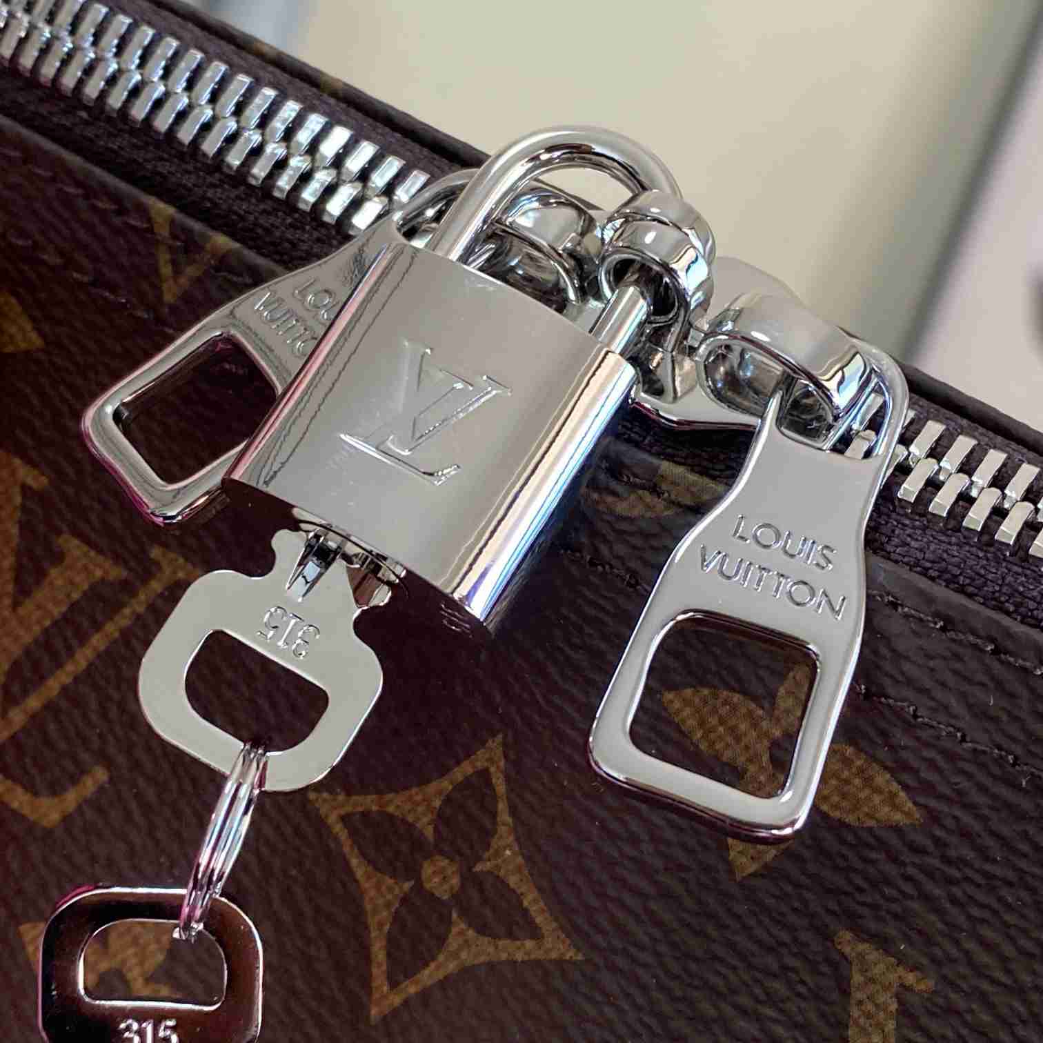 Louis Vuitton Keepall Bandoulière 50     M46773 - DopestKickz