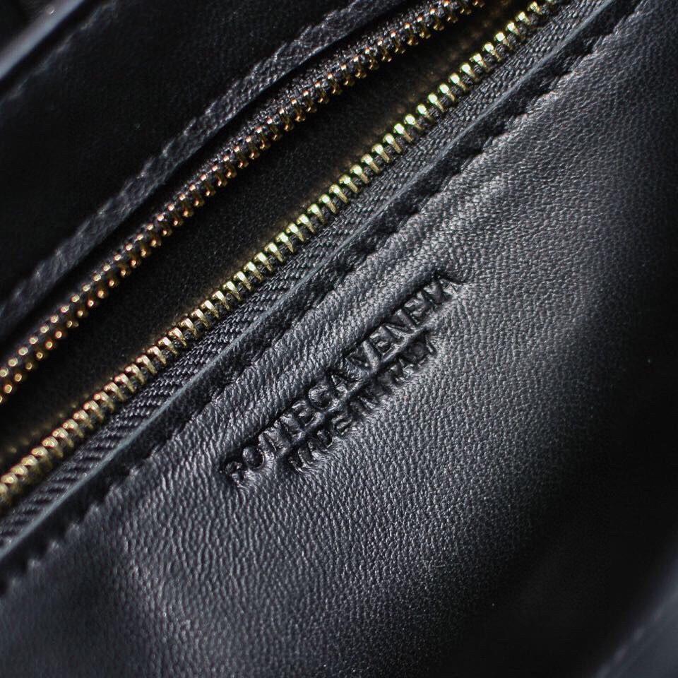 Bottega Veneta Padded Cassette Bag(26*18*8CM) - DopestKickz