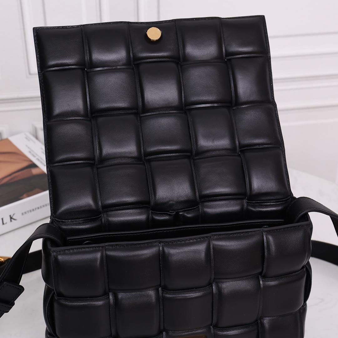Bottega Veneta Padded Cassette Bag(26*18*8CM) - DopestKickz