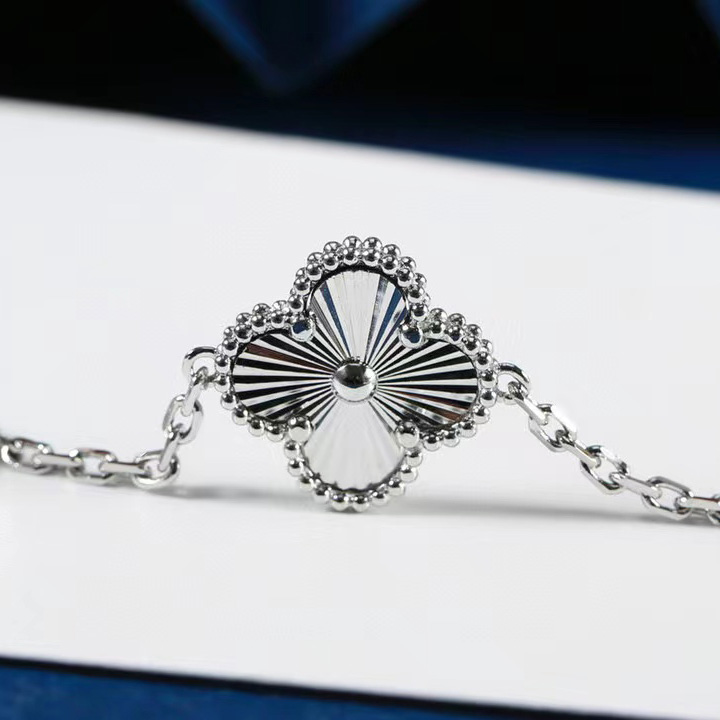 Van Cleef & Arpels Bracelet - DopestKickz