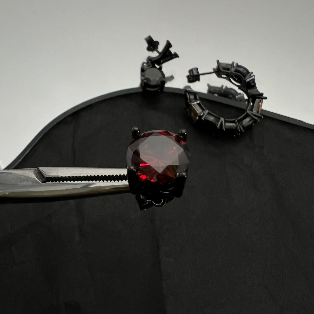 Louis Vuitto LV Light Set Of Earrings     M01405 - DopestKickz