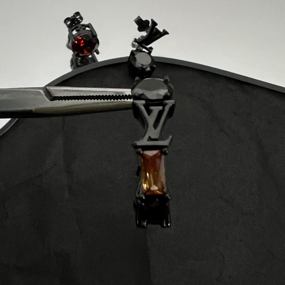 Louis Vuitto LV Light Set Of Earrings     M01405 - DopestKickz