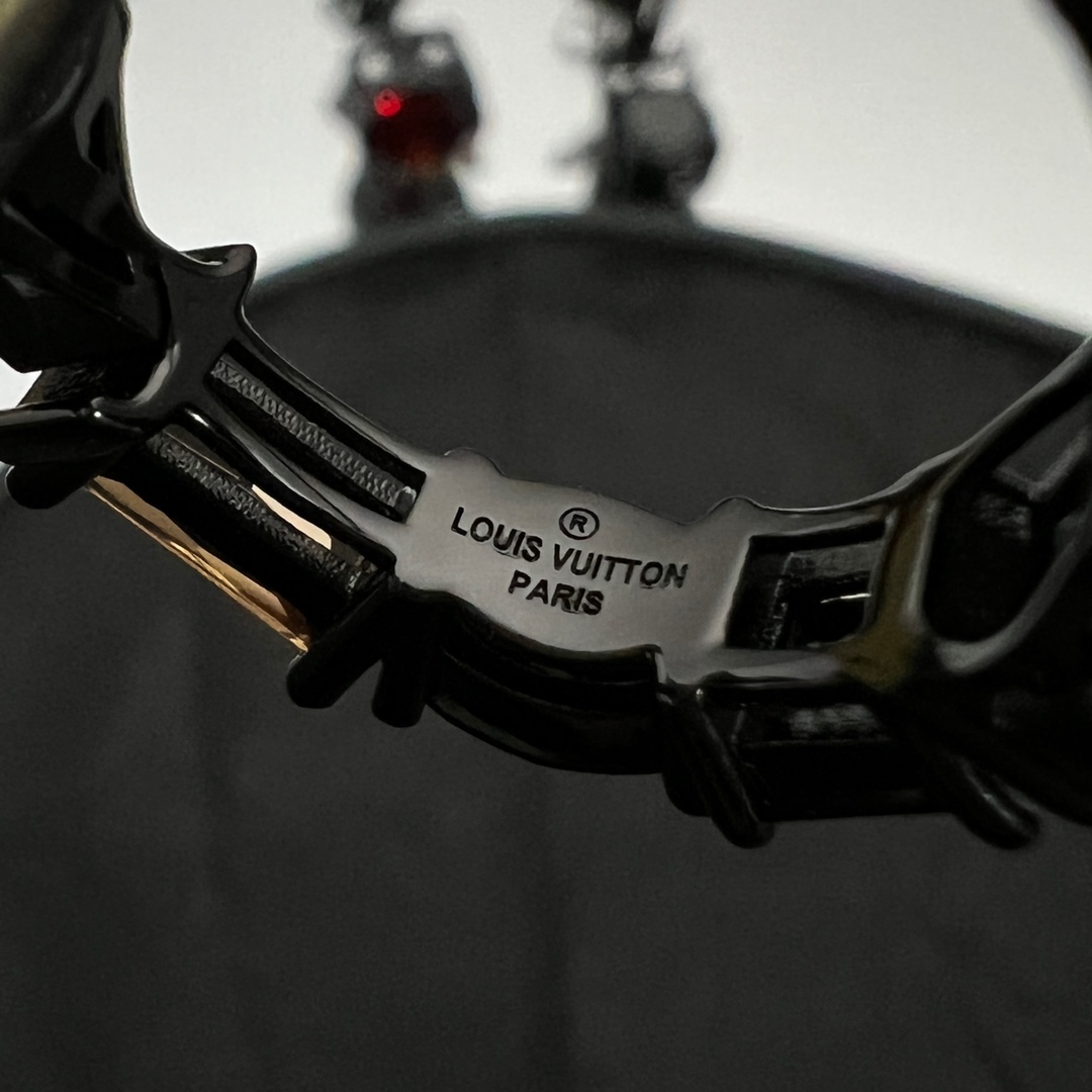 Louis Vuitto LV Light Set Of Earrings     M01405 - DopestKickz