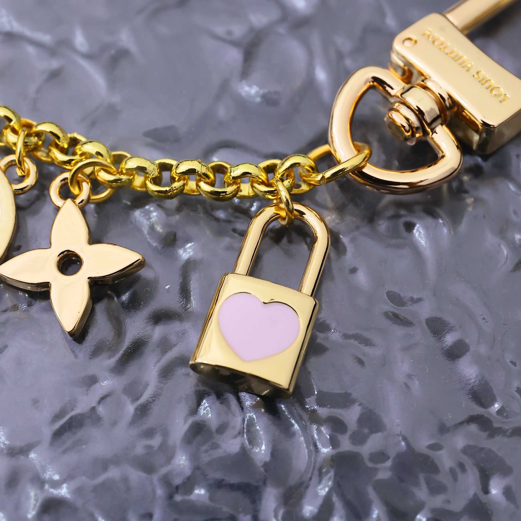 Louis Vuitton LV Iconic Heart Bag Charm    M01421 - DopestKickz