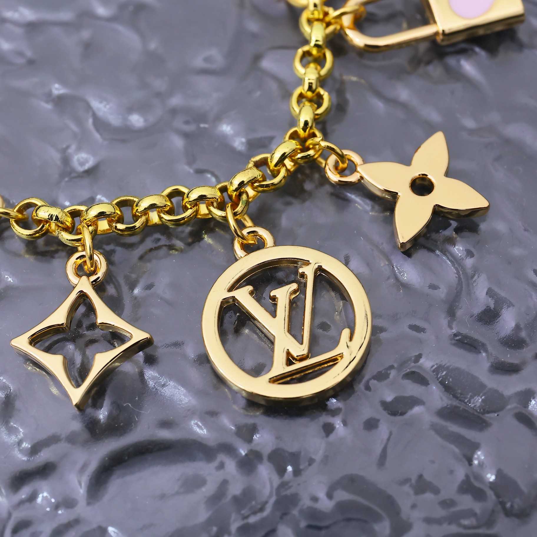 Louis Vuitton LV Iconic Heart Bag Charm    M01421 - DopestKickz