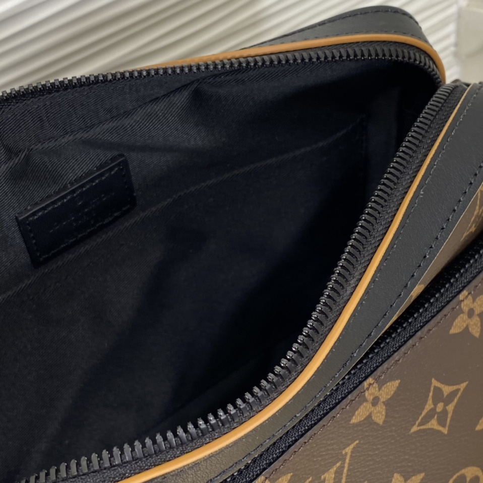 Louis Vuitton Trio Messenger    M46694 - DopestKickz