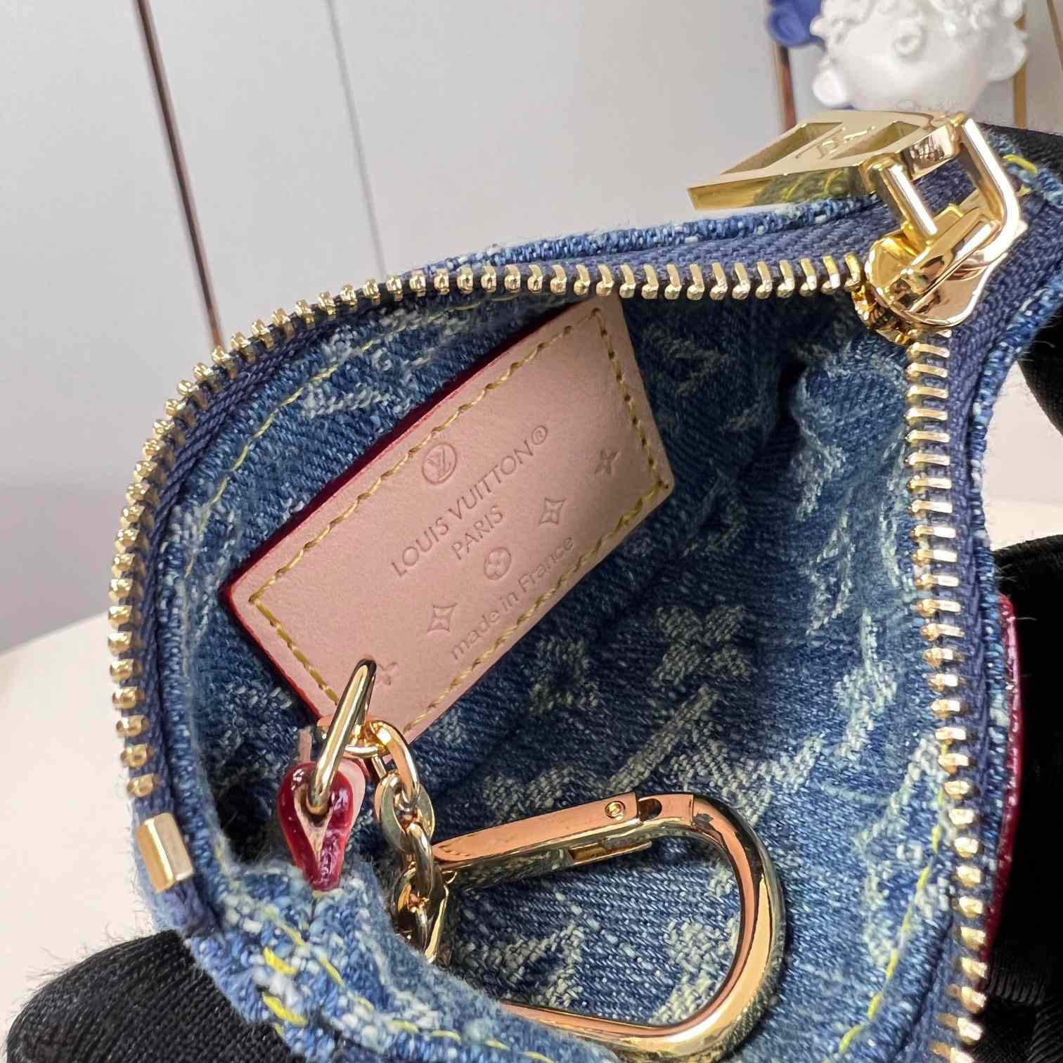 Louis Vuitton Key Pouch   M82961 - DopestKickz