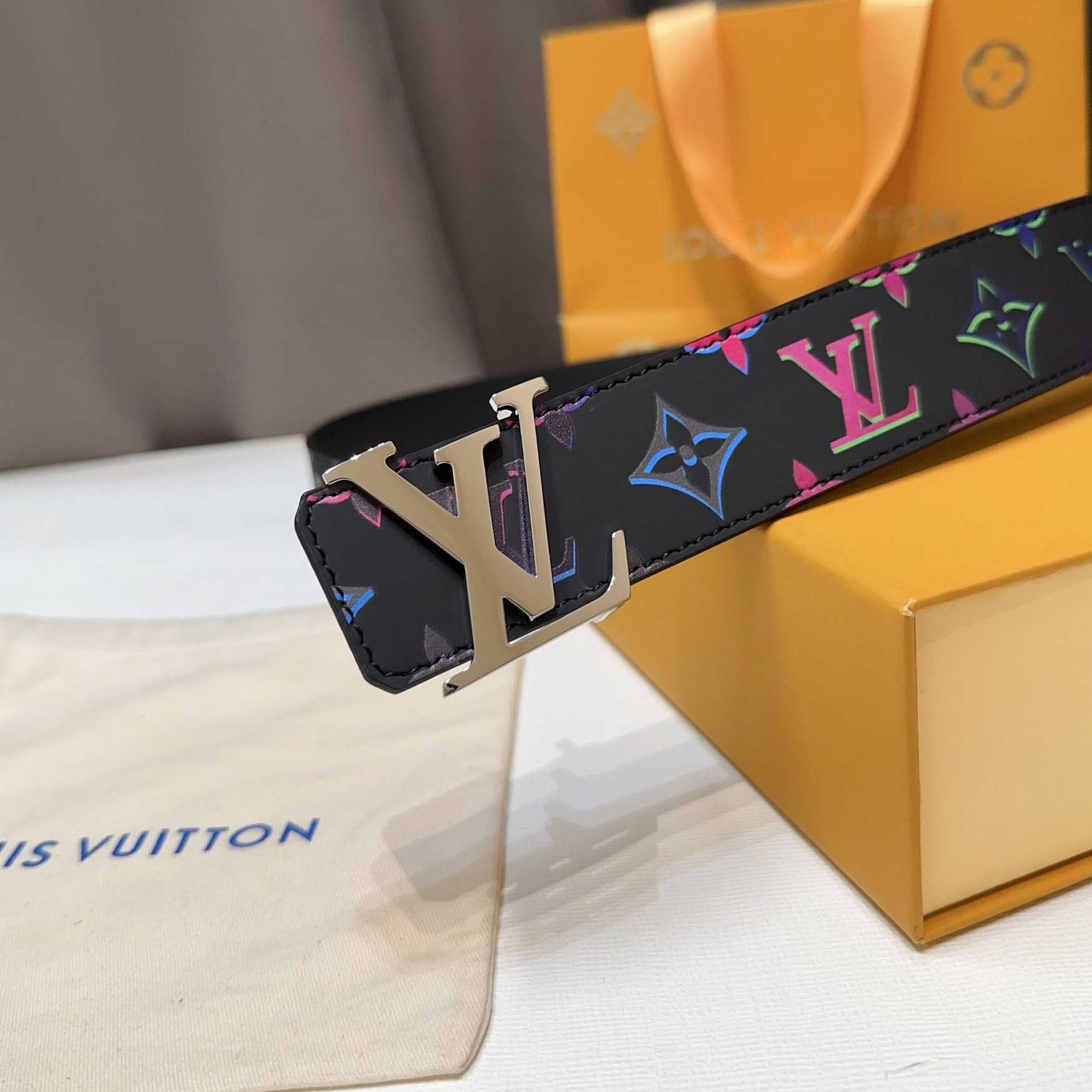 Louis Vuitton LV Light 40mm Reversible Belt - DopestKickz