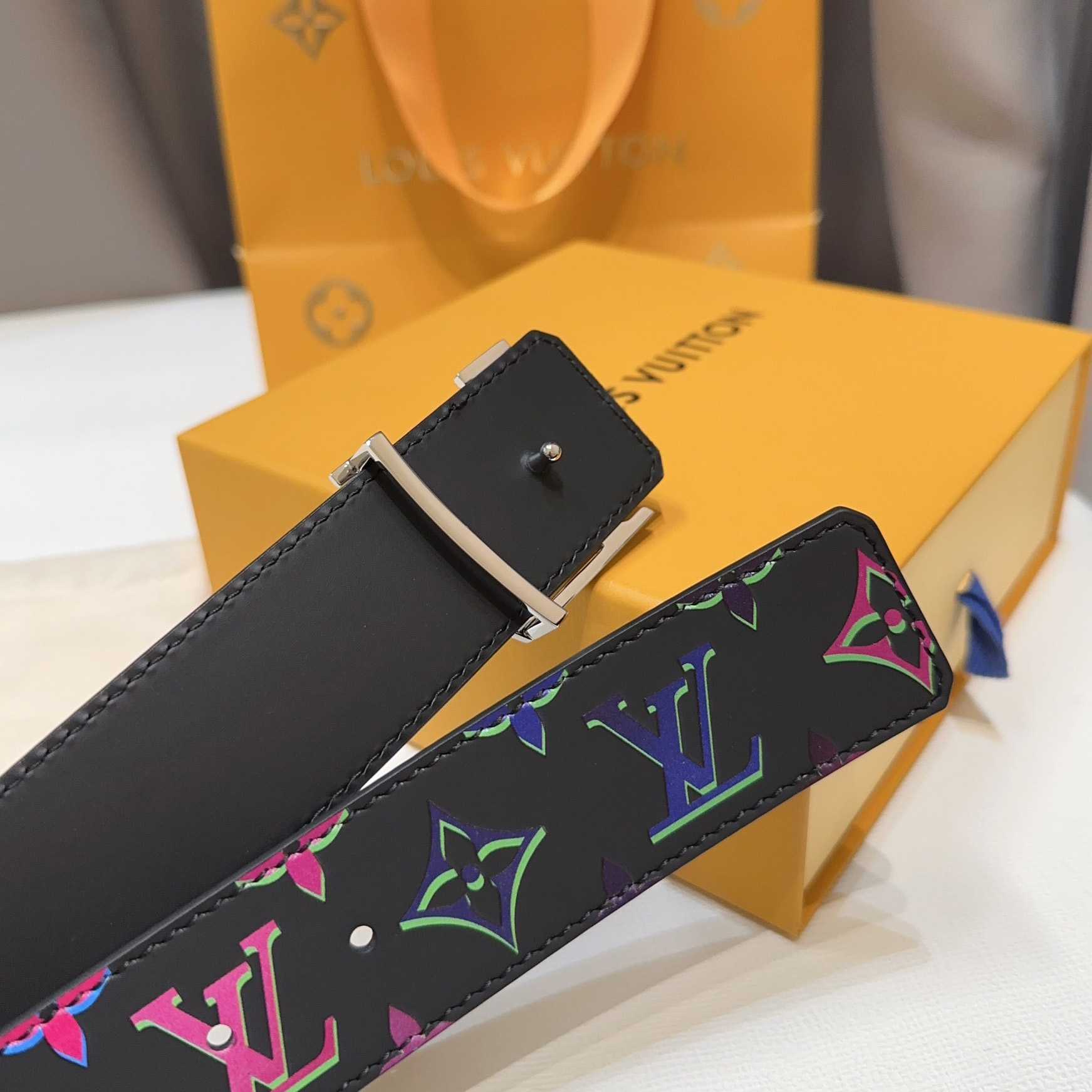 Louis Vuitton LV Light 40mm Reversible Belt - DopestKickz