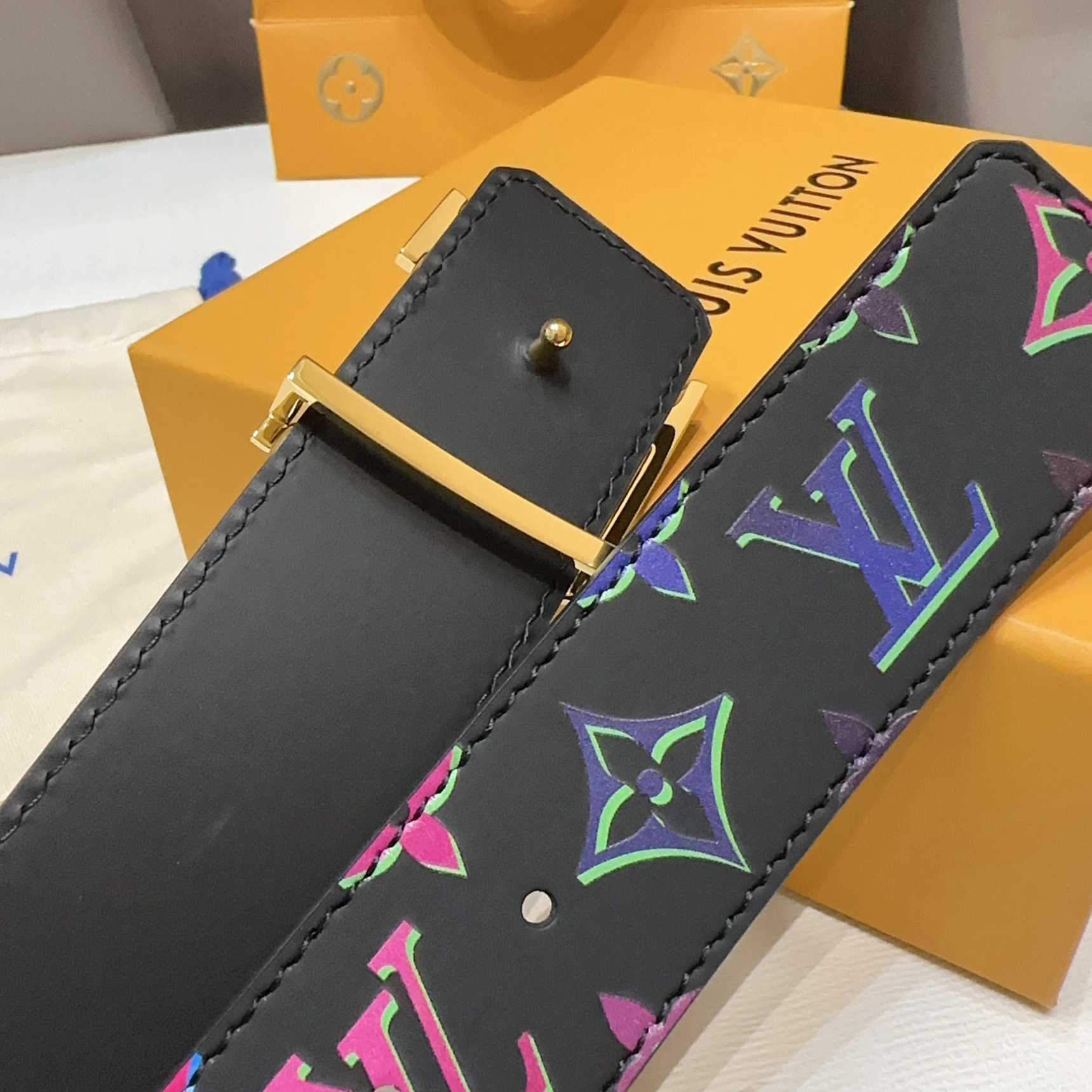 Louis Vuitton LV Light 40mm Reversible Belt - DopestKickz