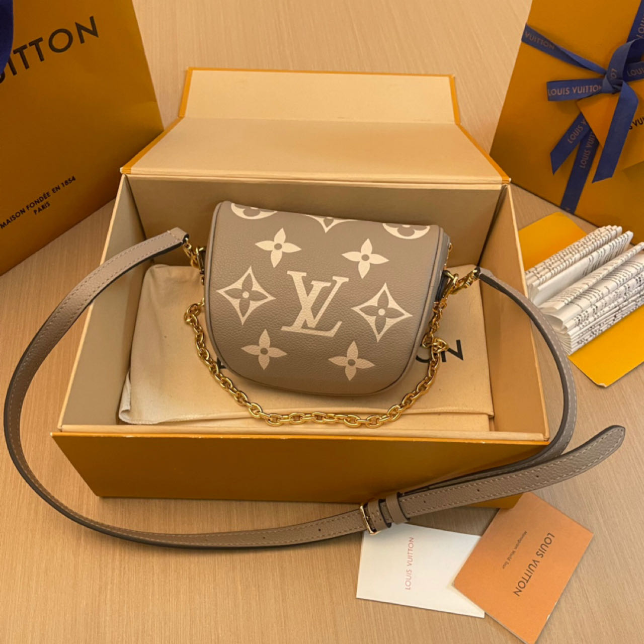Louis Vuitton Mini Bumbag   M83219 - DopestKickz