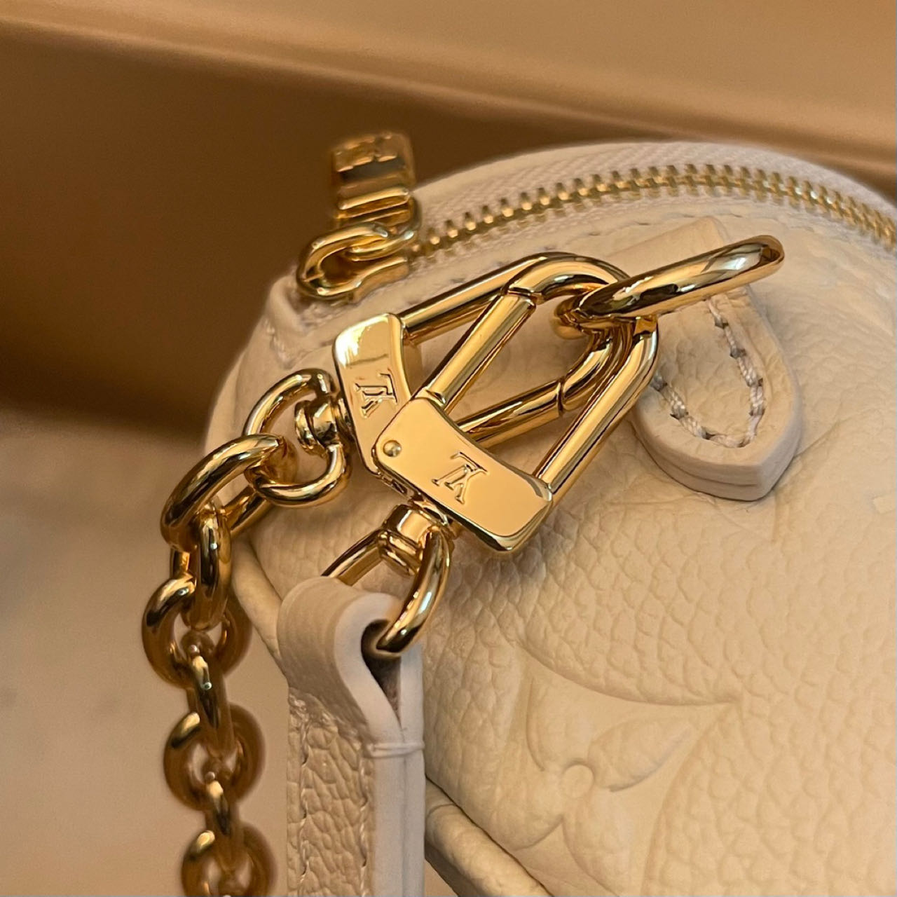 Louis Vuitton Mini Bumbag   M83275 - DopestKickz