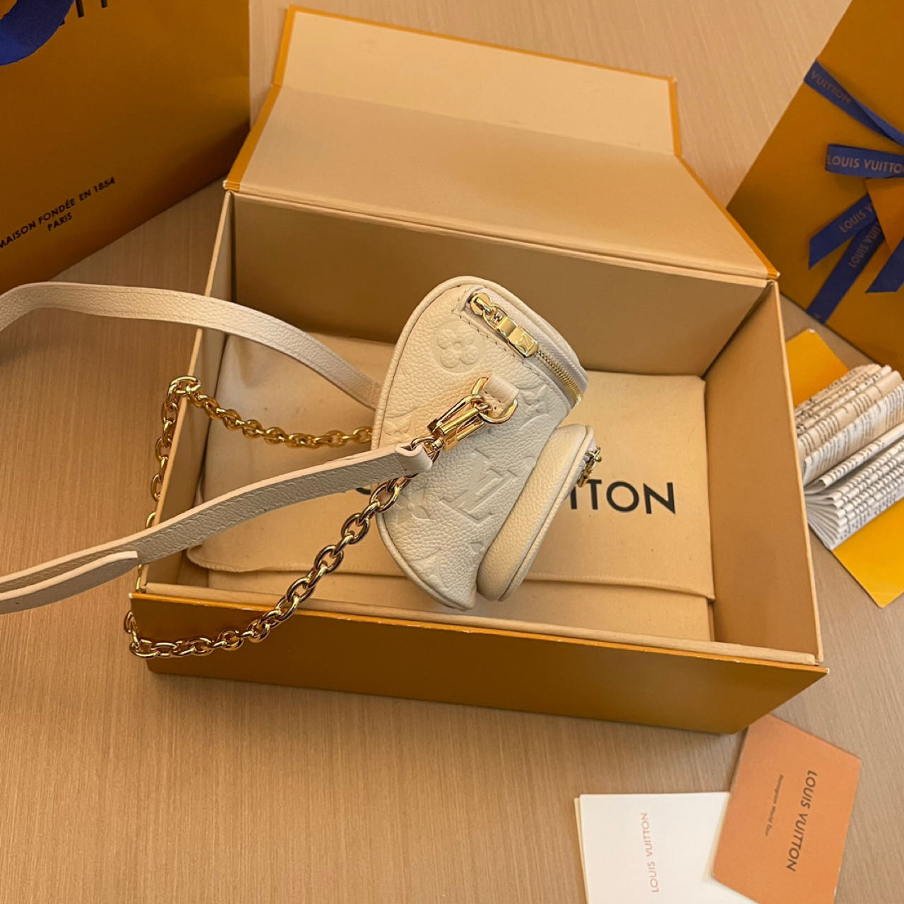 Louis Vuitton Mini Bumbag   M83275 - DopestKickz