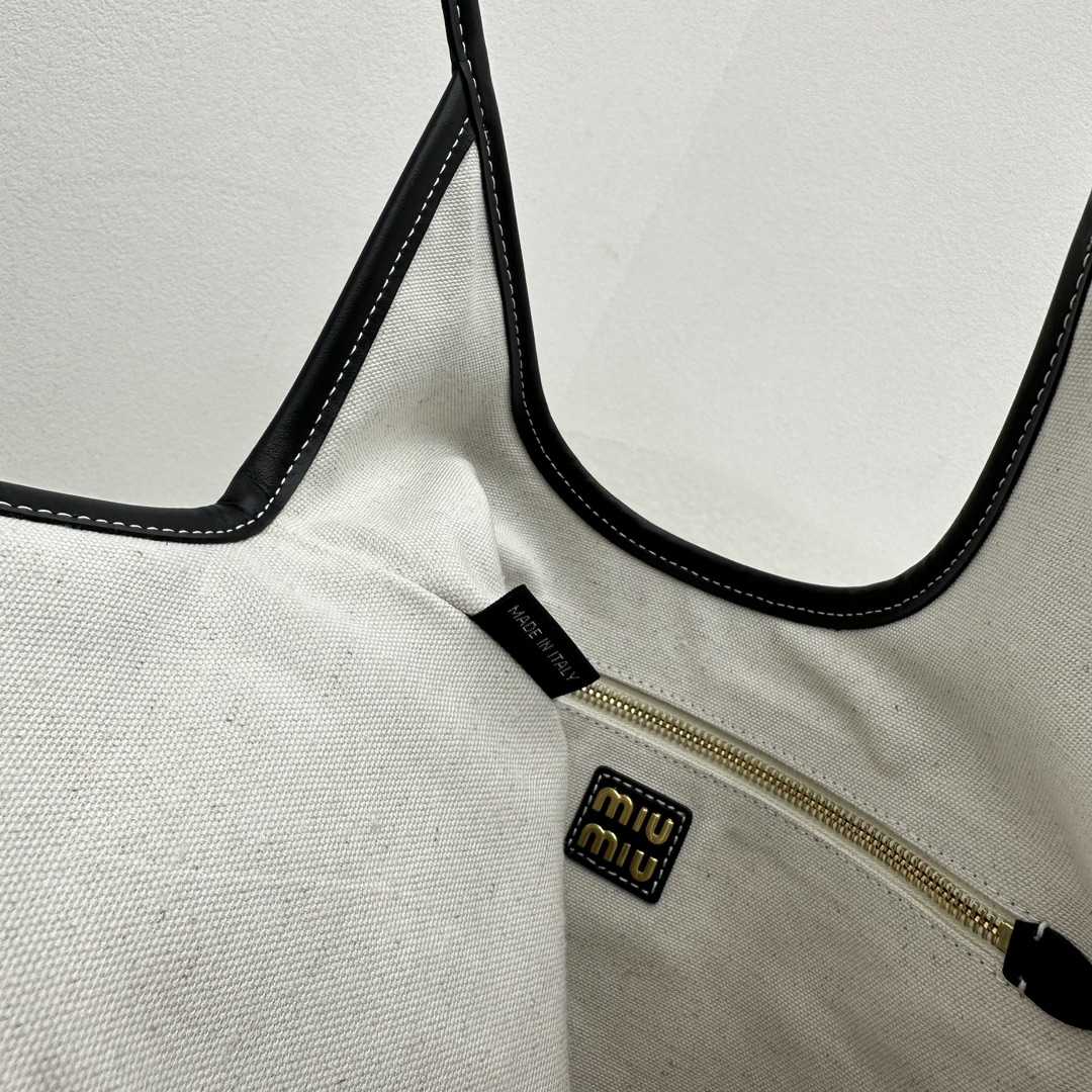 Miu Miu IVY Leather Bag - DopestKickz