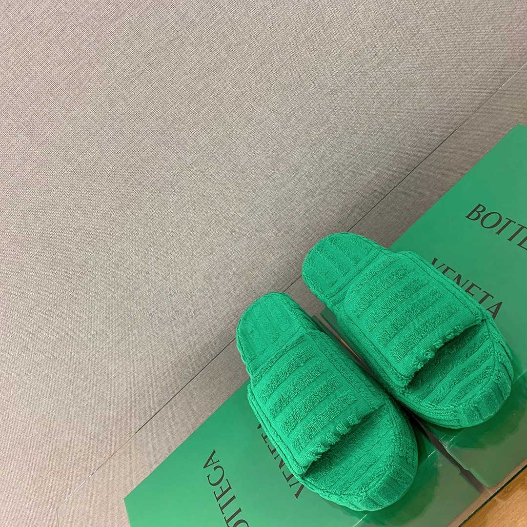 Bottega Veneta Resort Sponge Slippers - DopestKickz