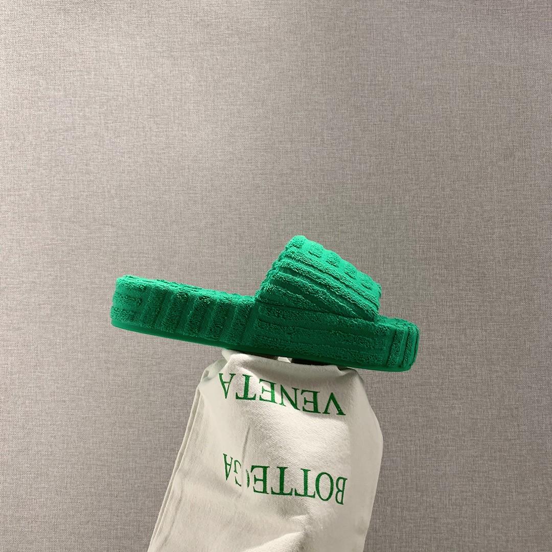 Bottega Veneta Resort Sponge Slippers - DopestKickz