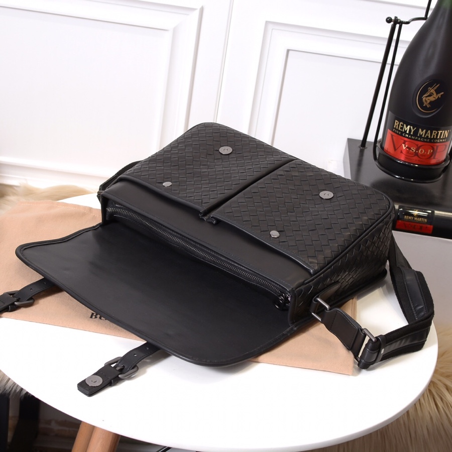 Bottega Veneta Messenger Bag  (35-22-11cm) - DopestKickz