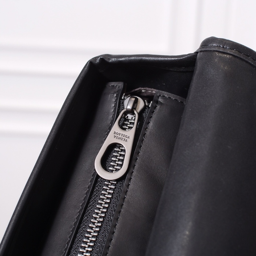 Bottega Veneta Messenger Bag  (35-22-11cm) - DopestKickz