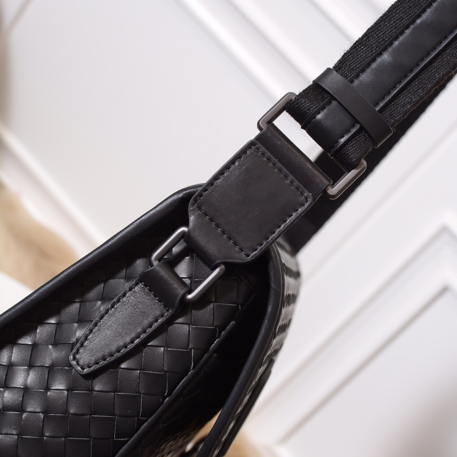Bottega Veneta Messenger Bag  (35-22-11cm) - DopestKickz