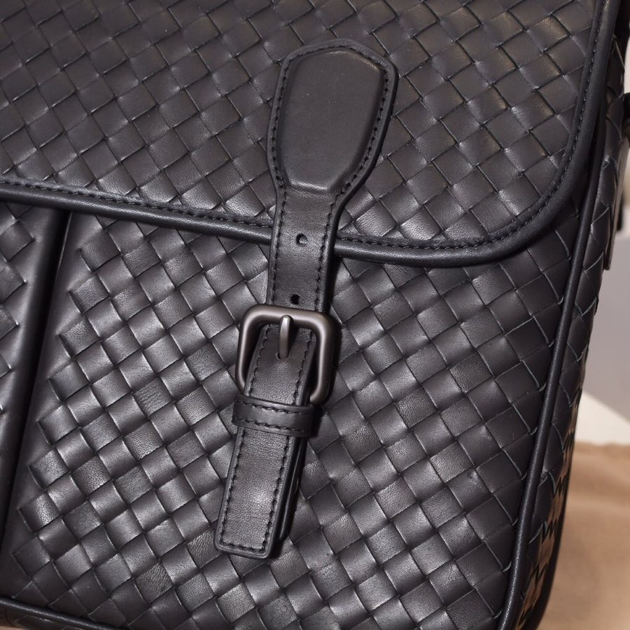 Bottega Veneta Messenger Bag  (35-22-11cm) - DopestKickz