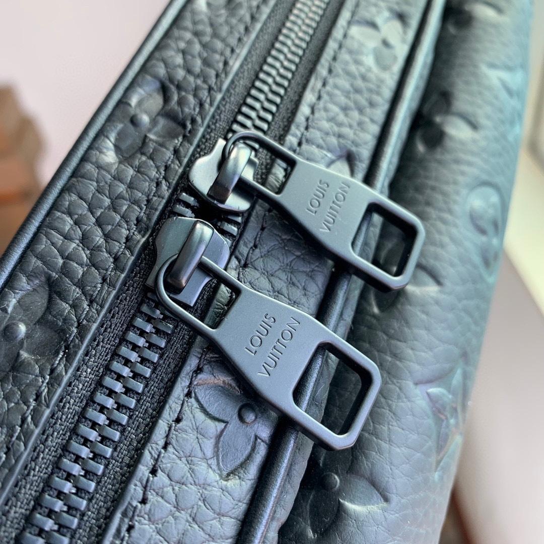 Louis Vuitton Steamer Messenger       M23742 - DopestKickz