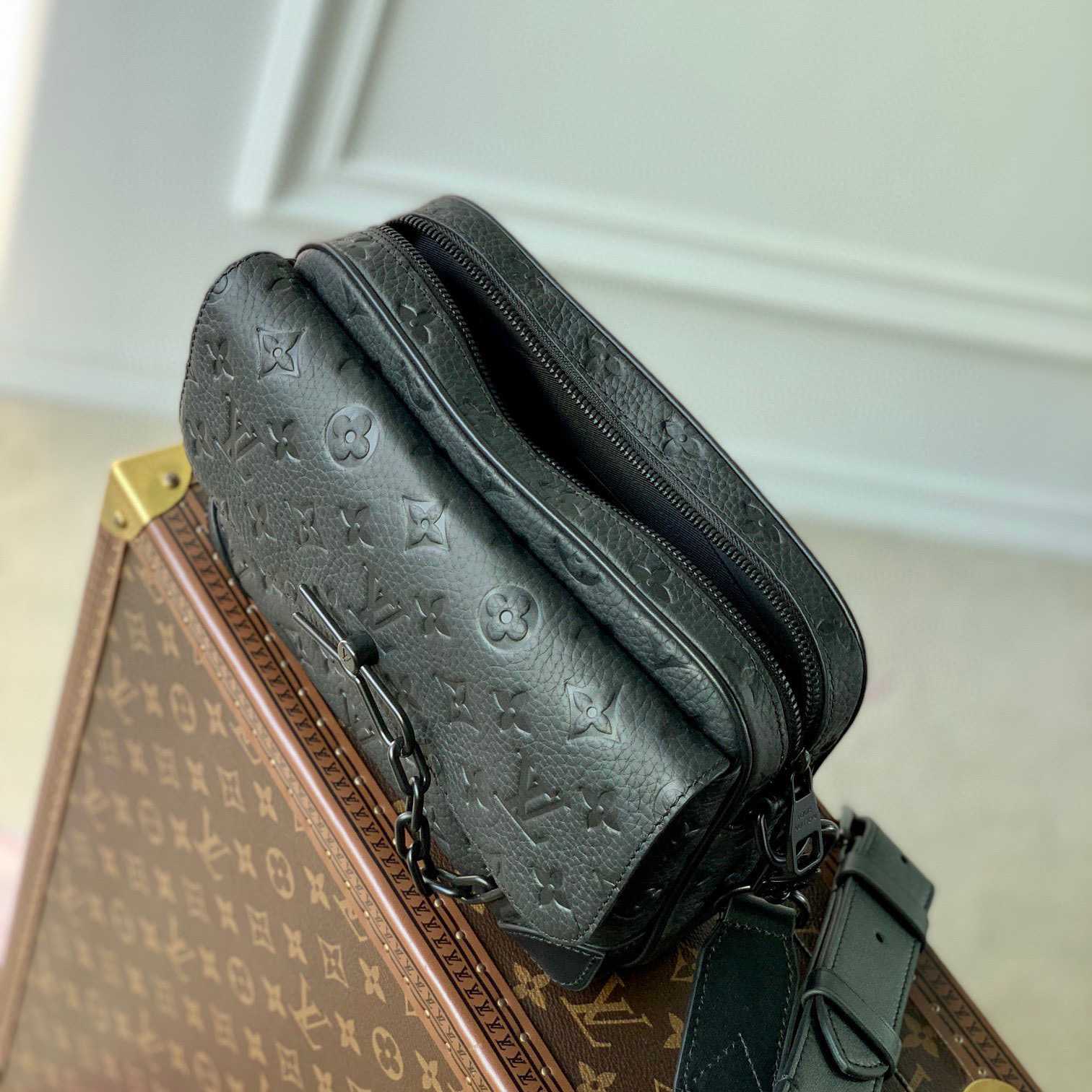 Louis Vuitton Steamer Messenger       M23742 - DopestKickz