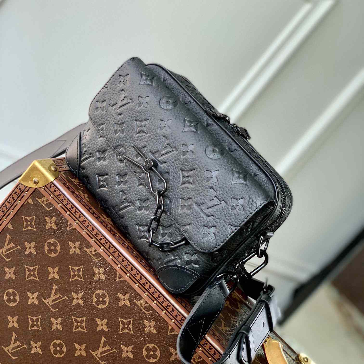 Louis Vuitton Steamer Messenger       M23742 - DopestKickz