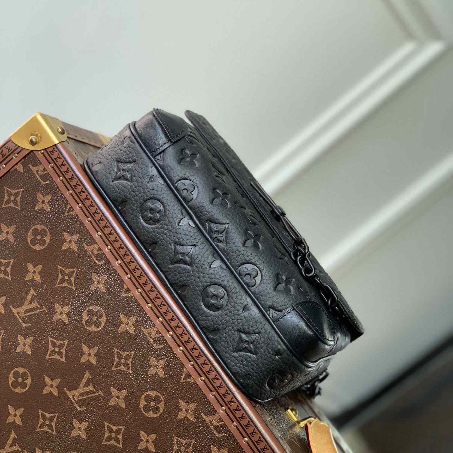Louis Vuitton Steamer Messenger       M23742 - DopestKickz
