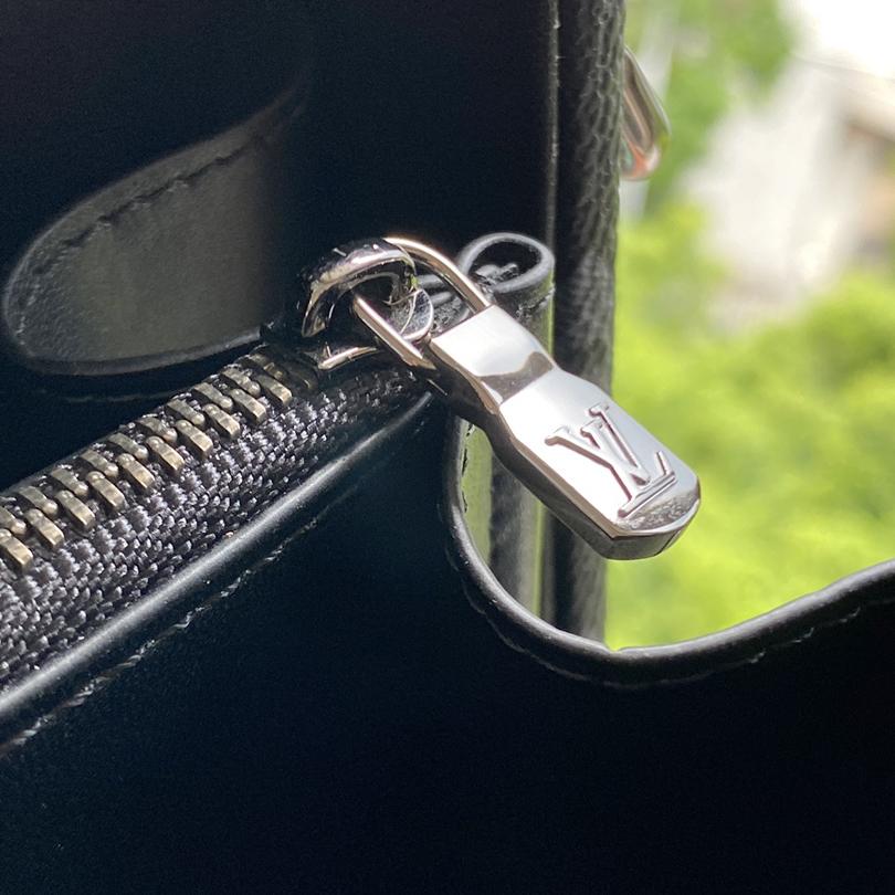 Louis Vuitton Clutch Box   M20251 - DopestKickz