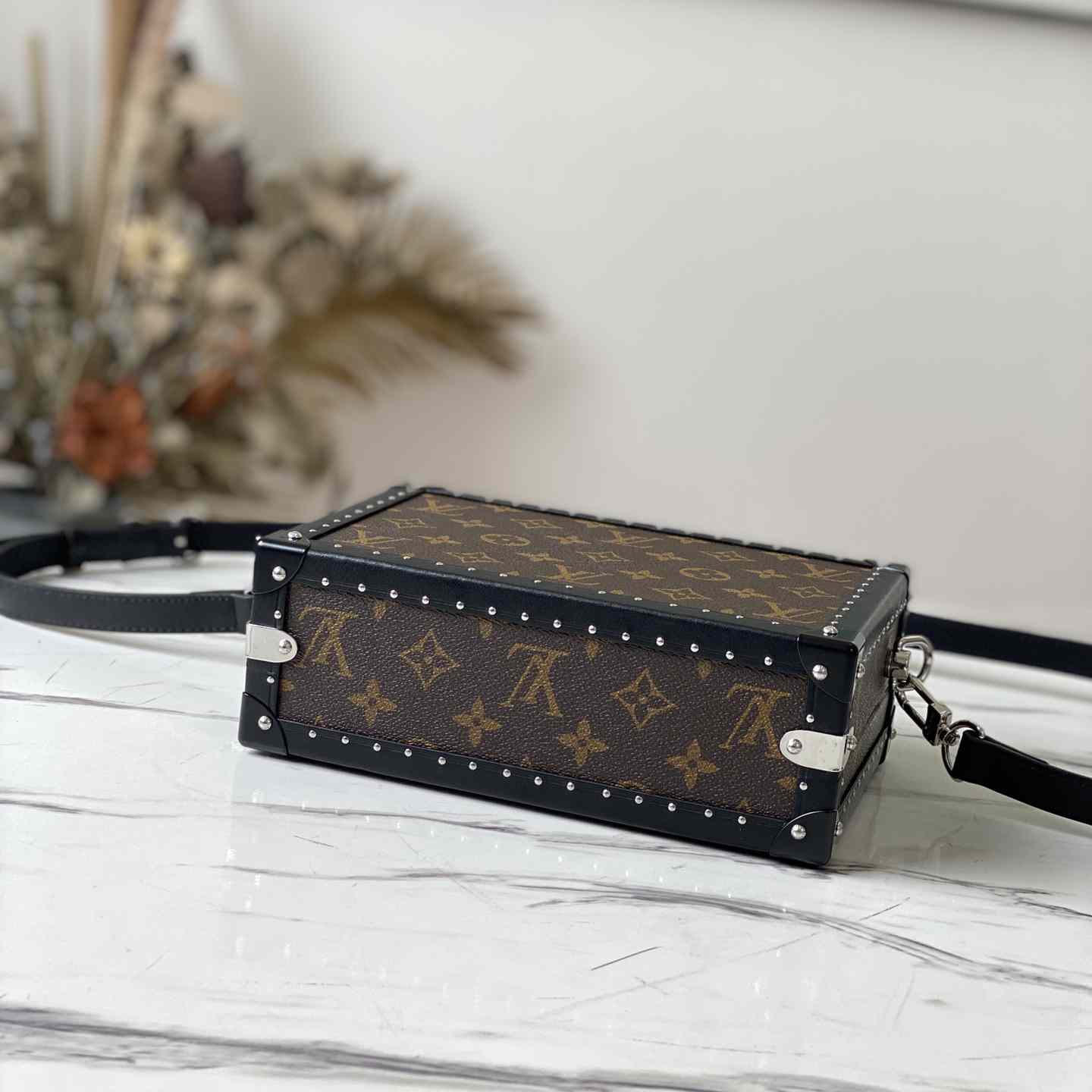 Louis Vuitton Clutch Box   M20252 - DopestKickz