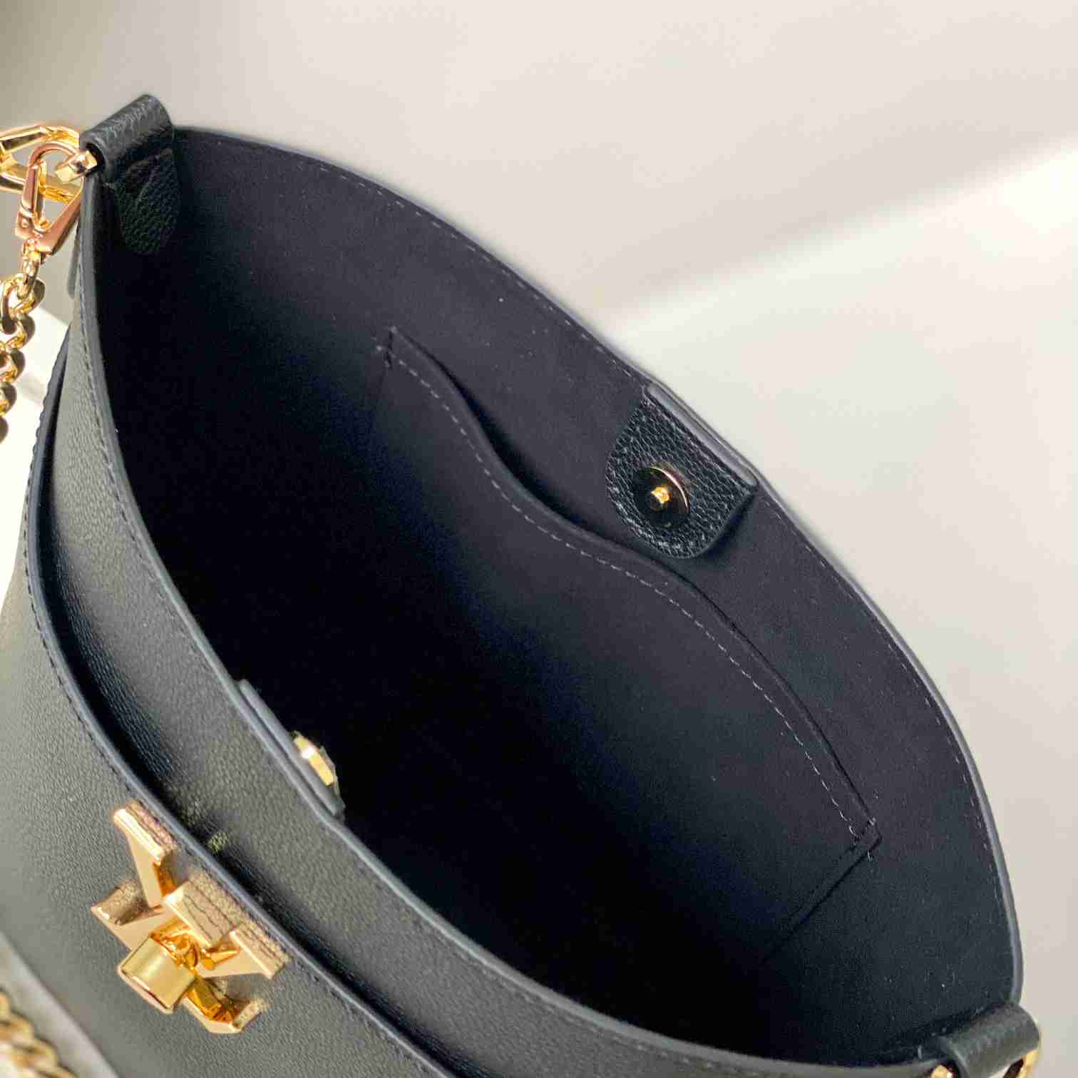 Louis Vuitton Lock and Walk    M24006 - DopestKickz