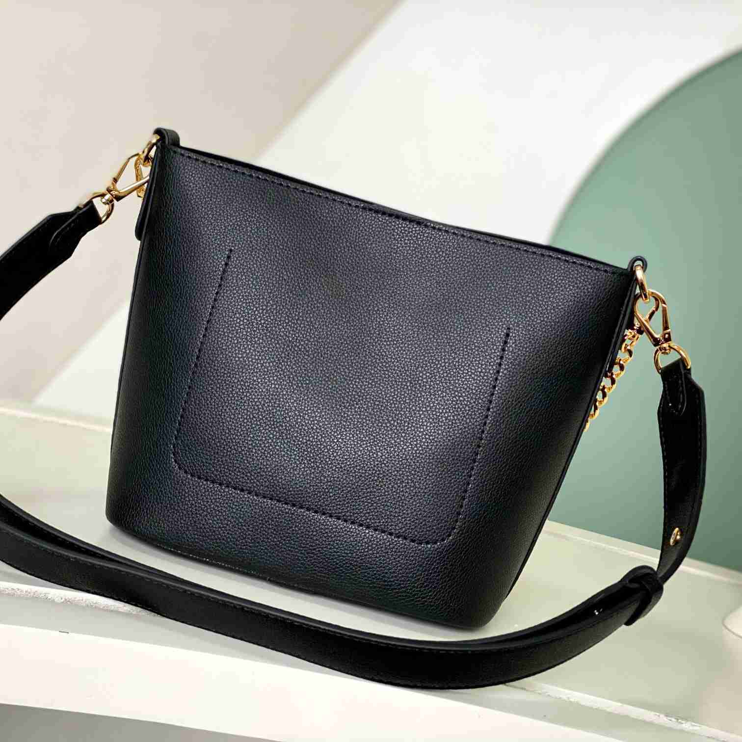 Louis Vuitton Lock and Walk    M24006 - DopestKickz