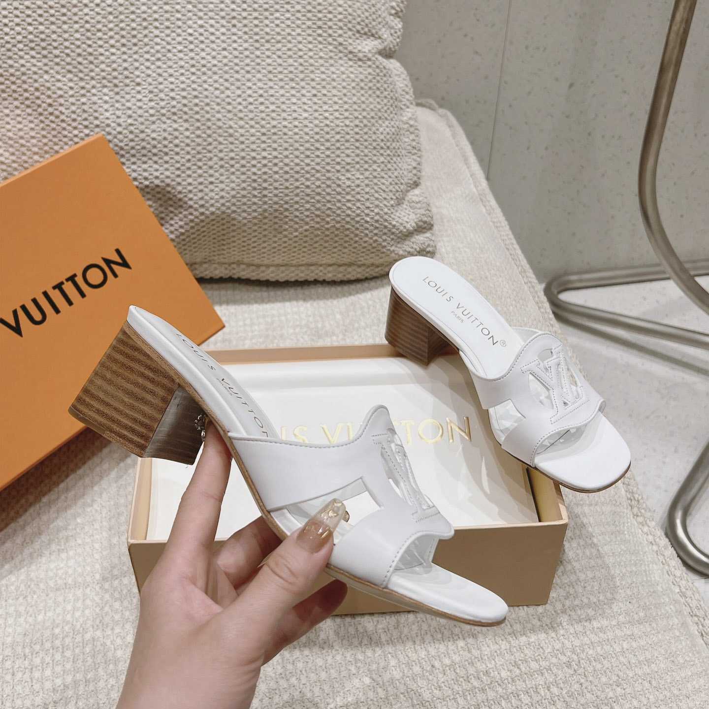 Louis Vuitton LV Isola Mule   1ACG5E - DopestKickz