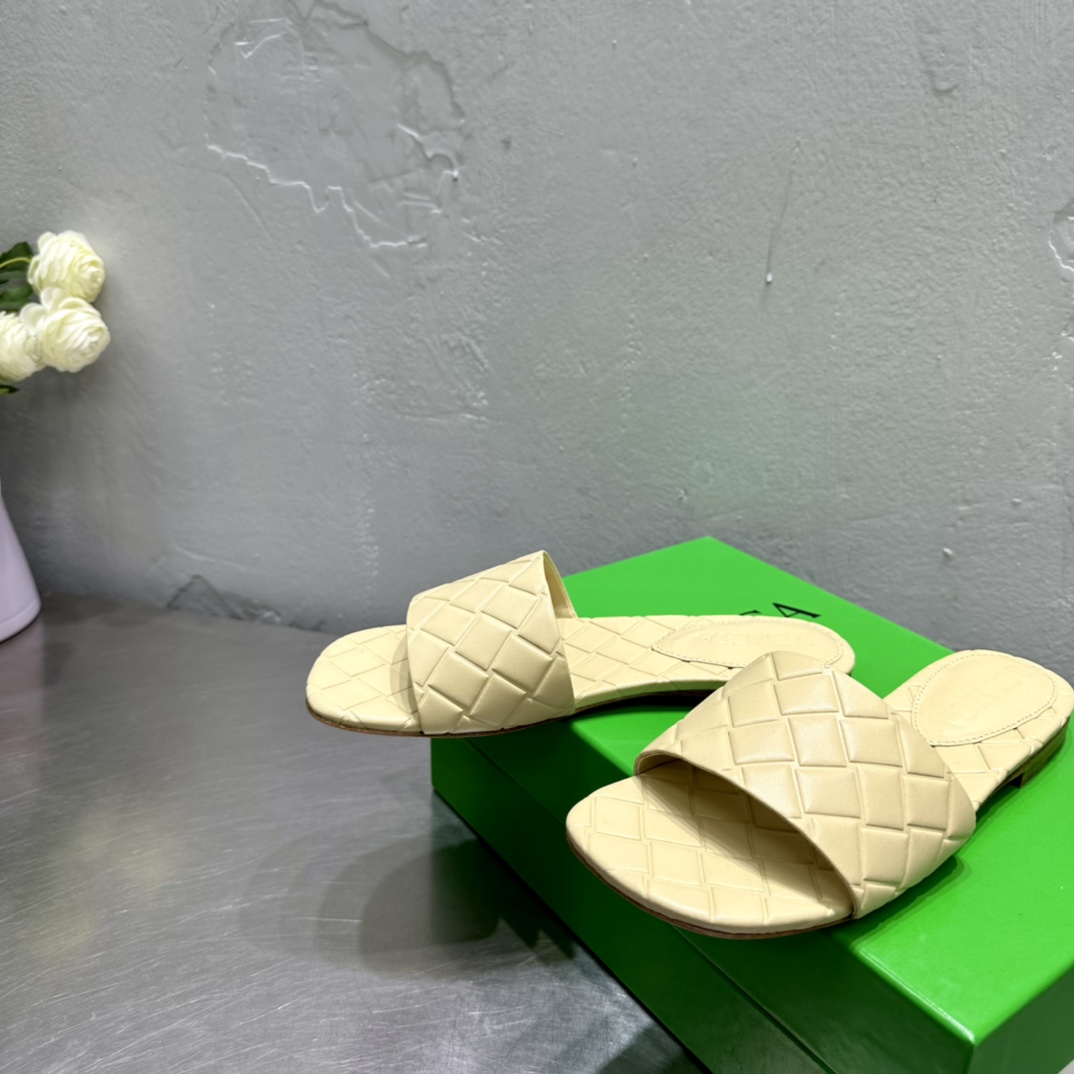 Bottega Veneta Amy Flat Mule - DopestKickz