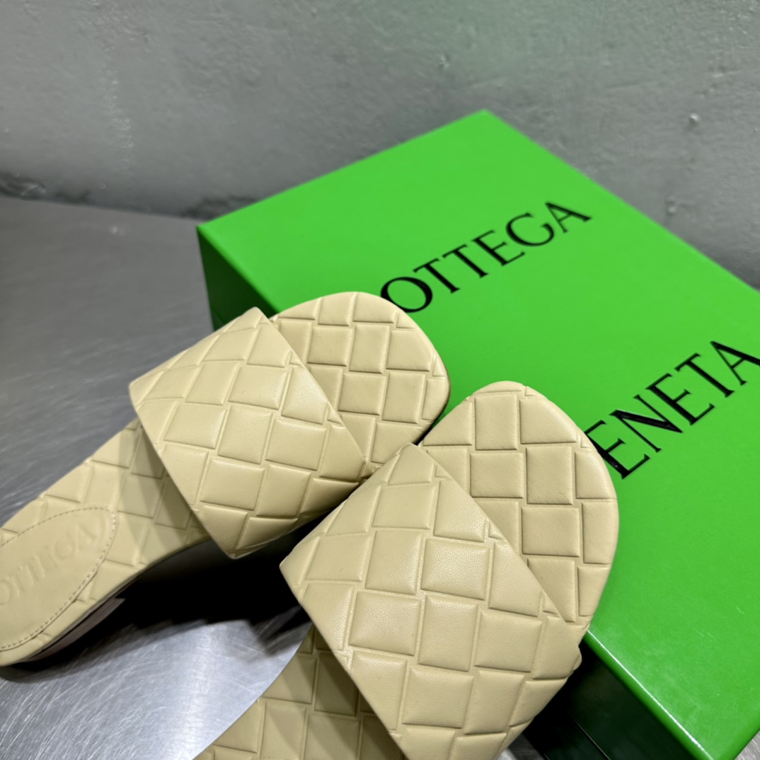 Bottega Veneta Amy Flat Mule - DopestKickz