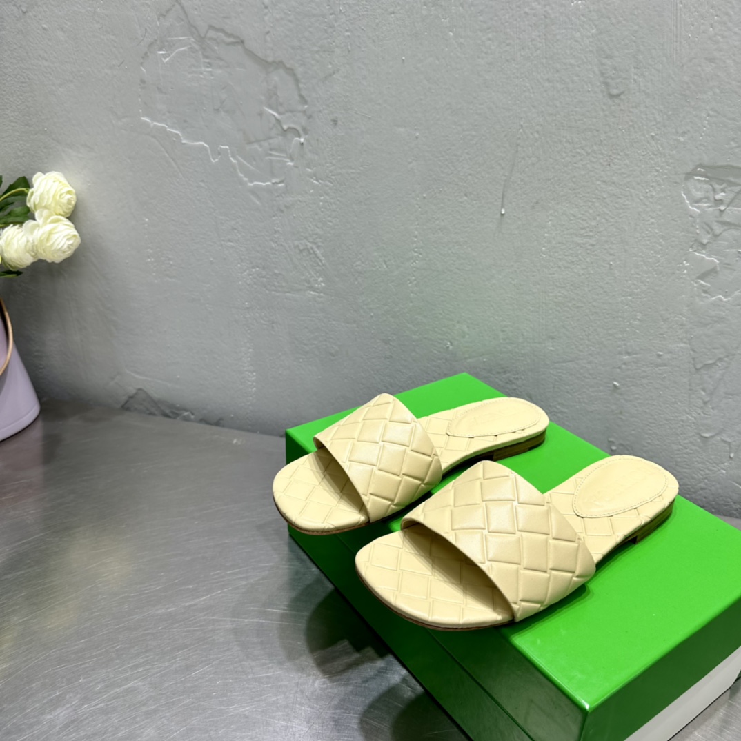Bottega Veneta Amy Flat Mule - DopestKickz