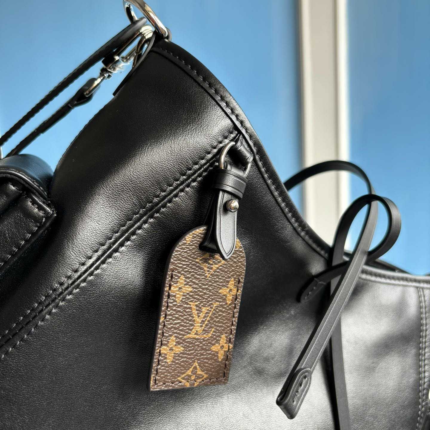 Louis Vuitton CarryAll Cargo PM    M24861 - DopestKickz