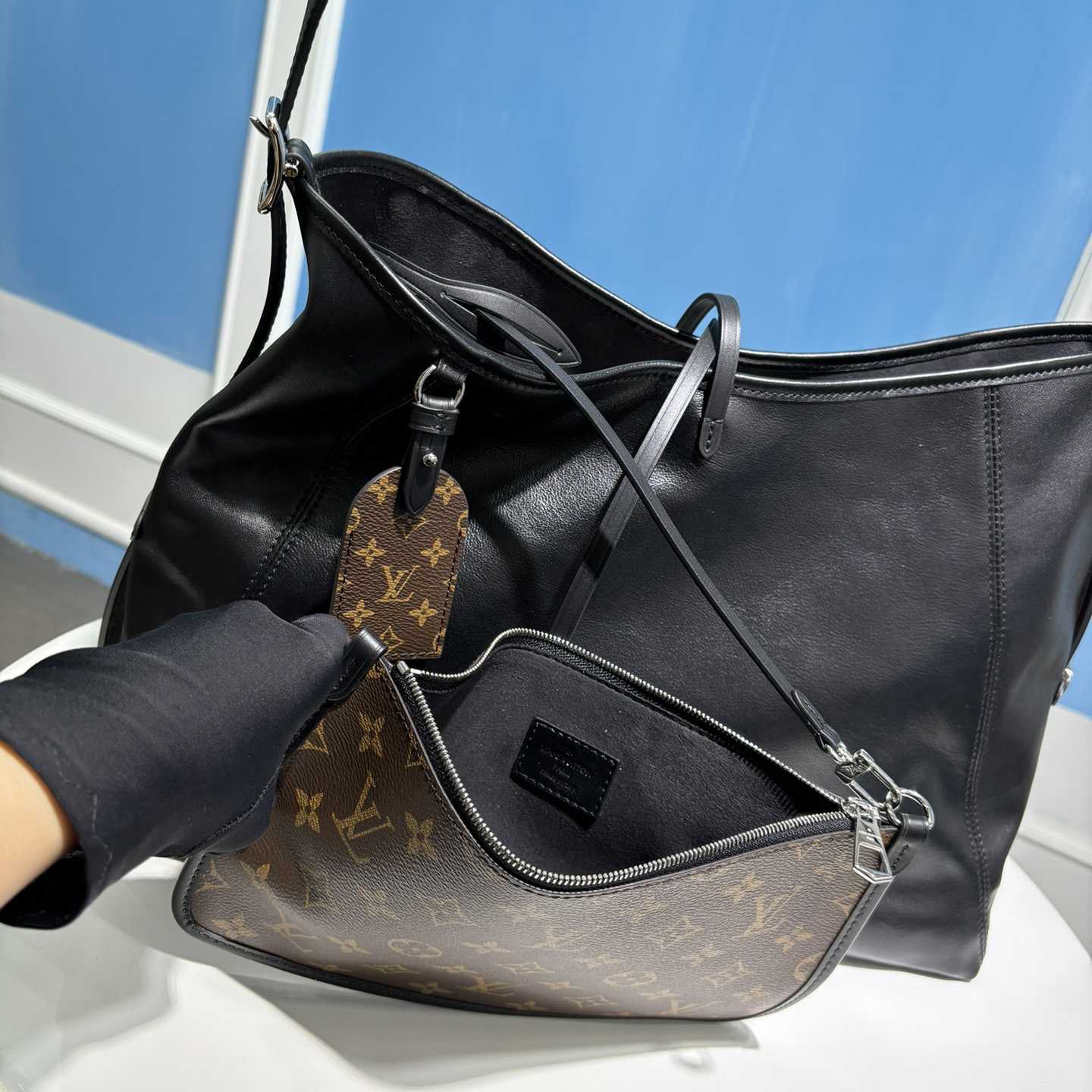 Louis Vuitton Carryall MM     M25143 - DopestKickz