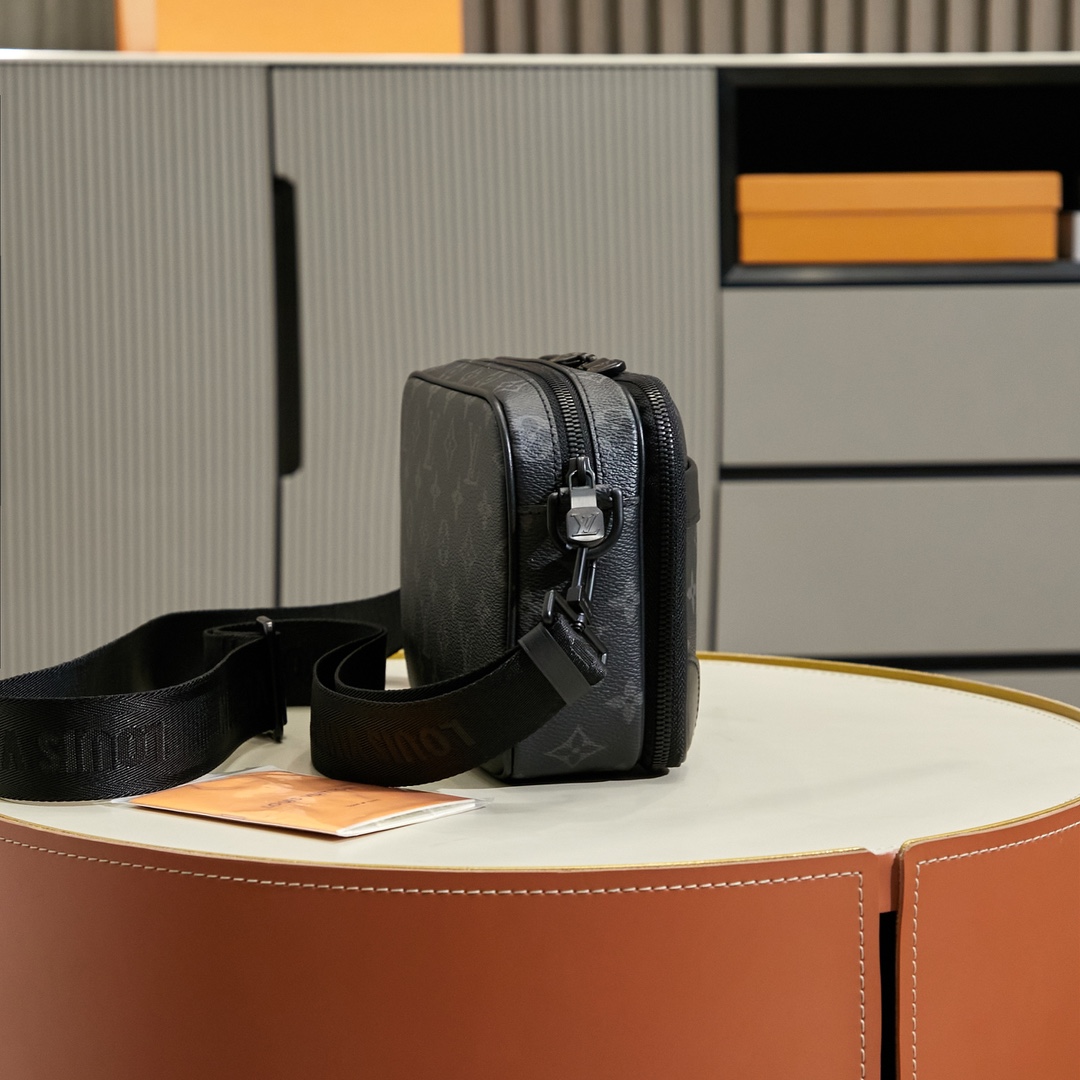 Louis Vuitton Alpha Messenger  M46955 - DopestKickz