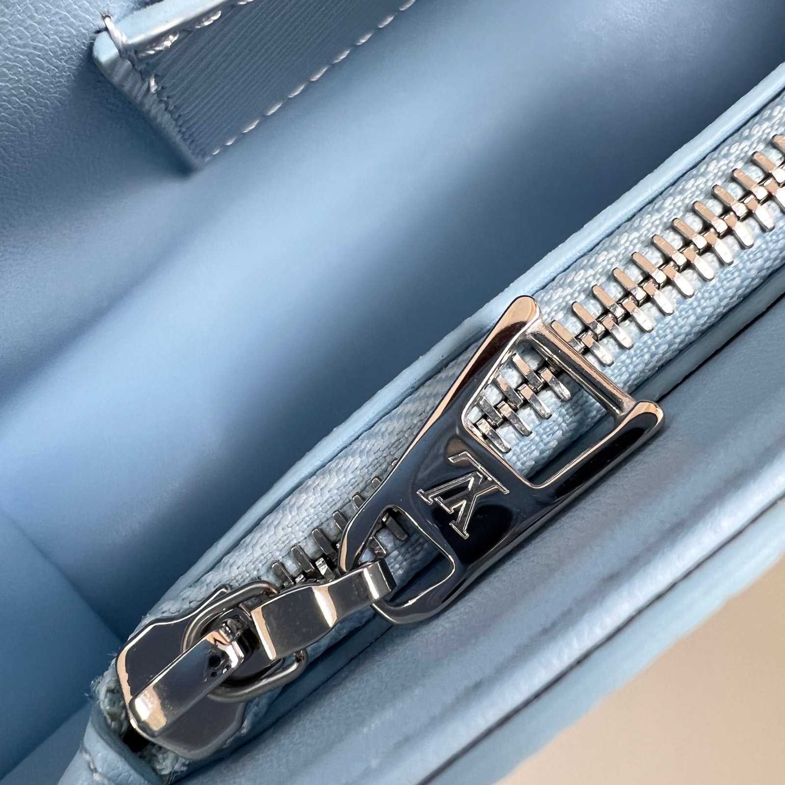 Louis Vuitton Twist West   M24566 - DopestKickz