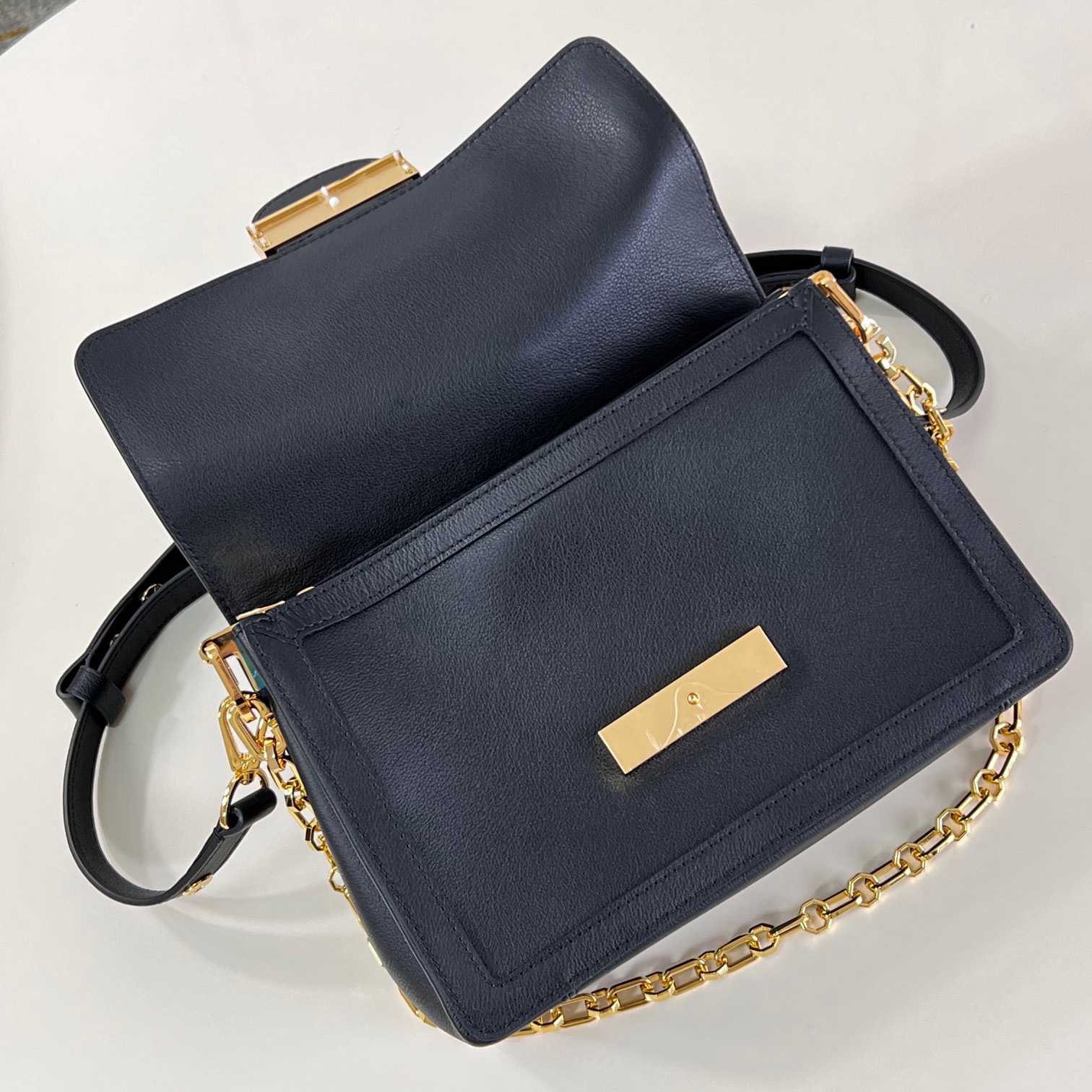 Louis Vuitton Dauphine Soft MM   M25209 - DopestKickz