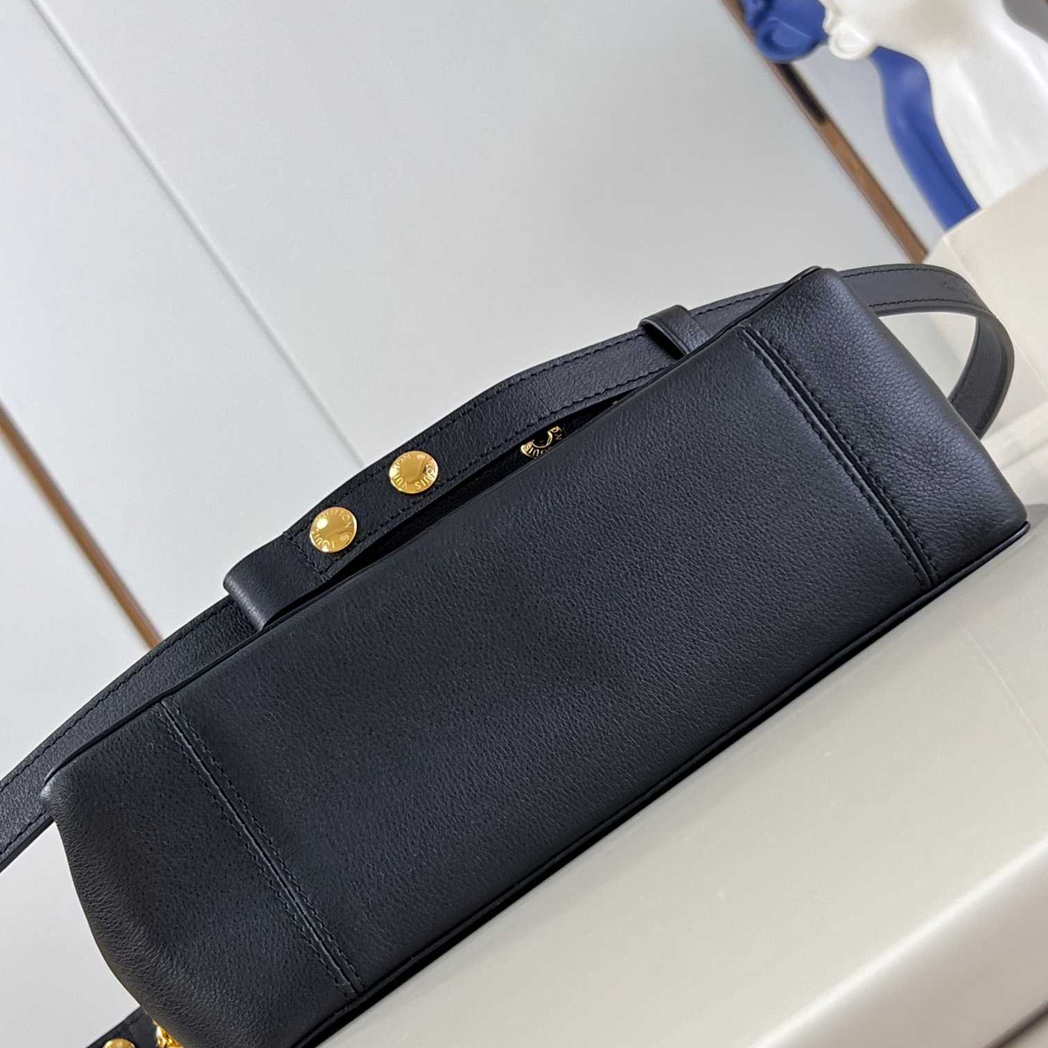 Louis Vuitton Dauphine Soft MM   M25209 - DopestKickz