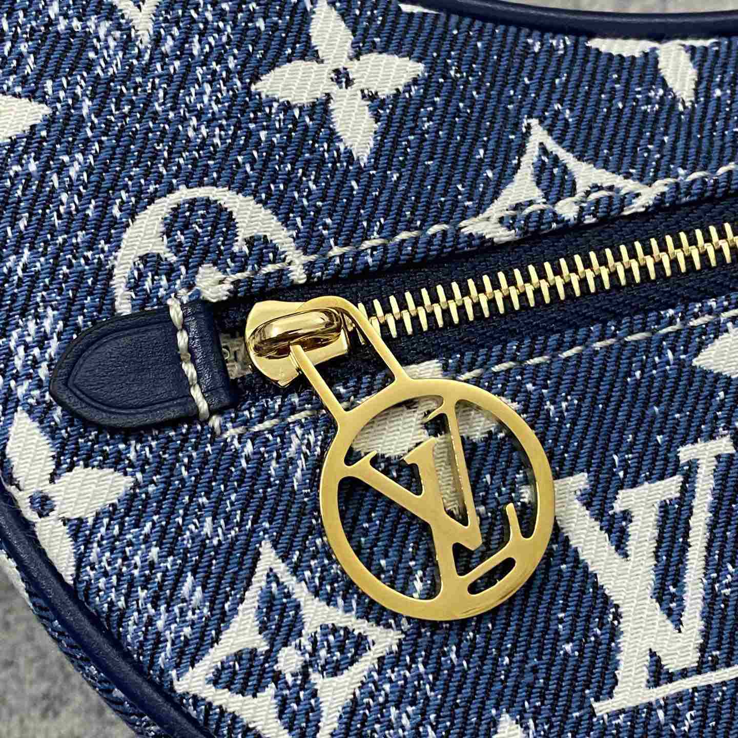  Louis Vuitton Loop Bag  (24-22-6cm) - DopestKickz