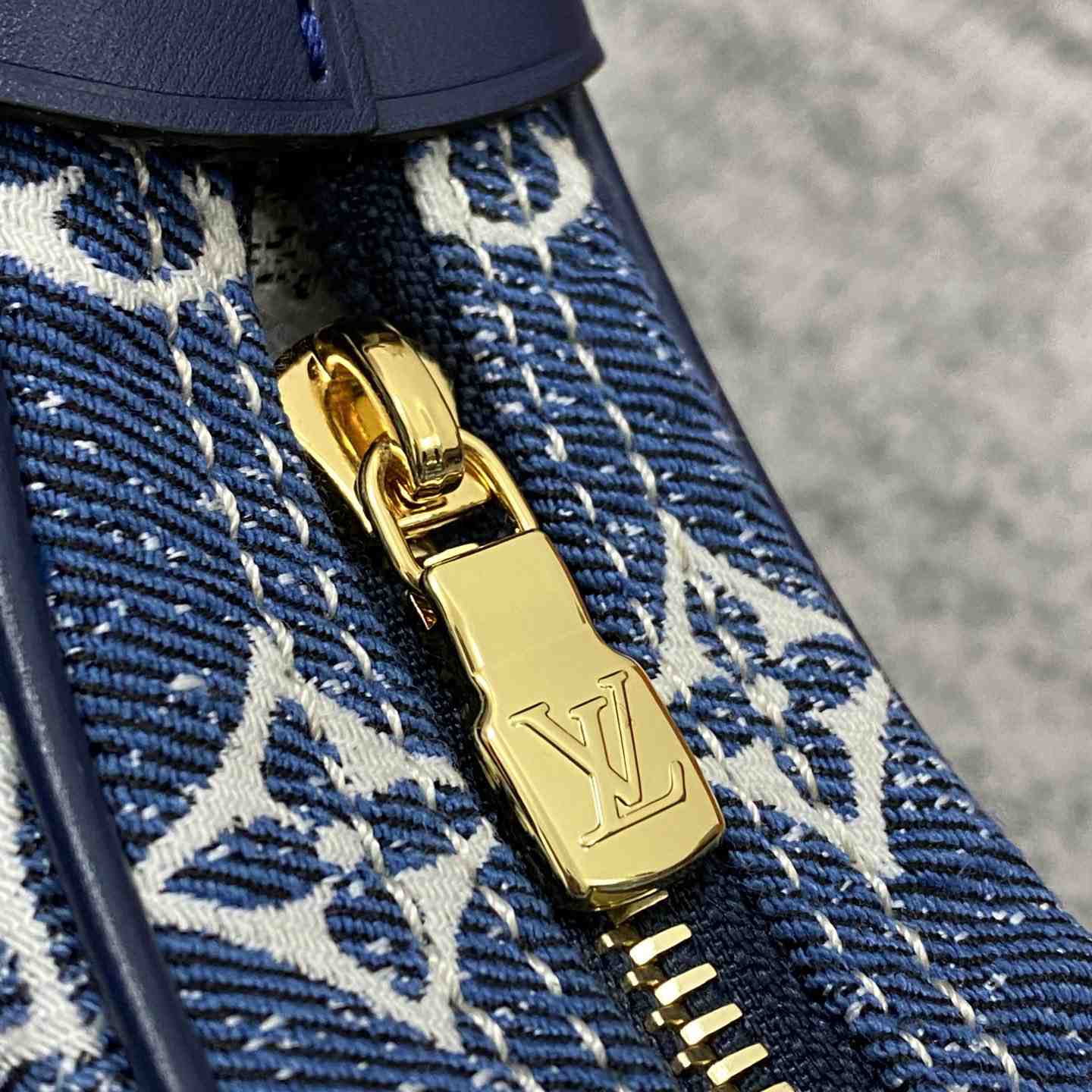  Louis Vuitton Loop Bag  (24-22-6cm) - DopestKickz