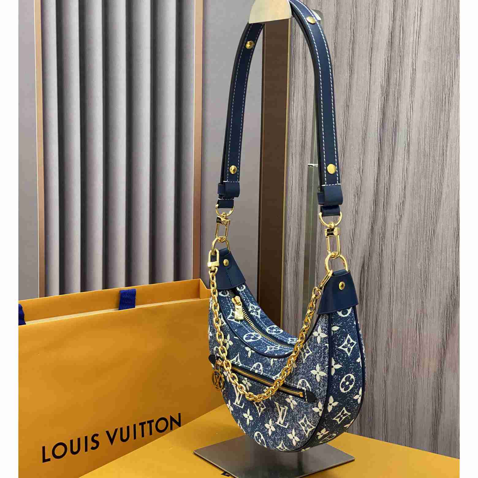  Louis Vuitton Loop Bag  (24-22-6cm) - DopestKickz