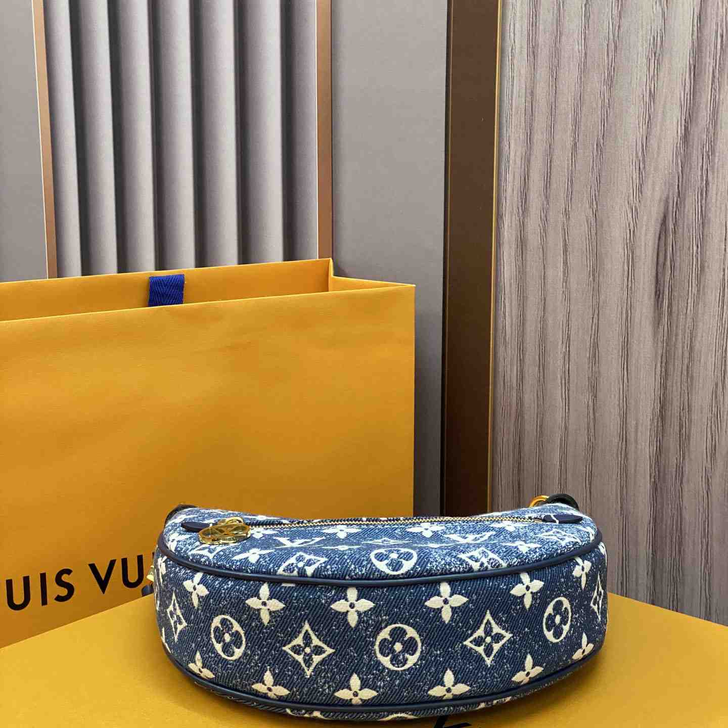  Louis Vuitton Loop Bag  (24-22-6cm) - DopestKickz