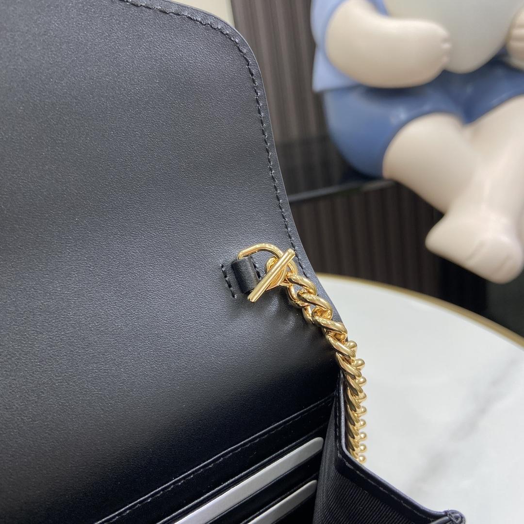 Gucci GG Chain Wallet - DopestKickz