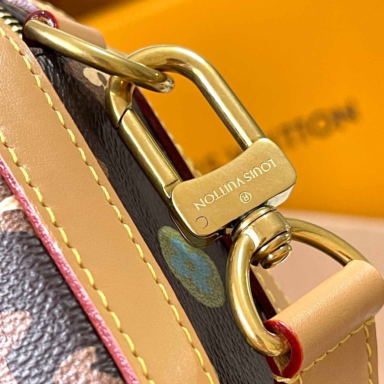 Louis Vuitton Envelope Messenger   M24820 - DopestKickz