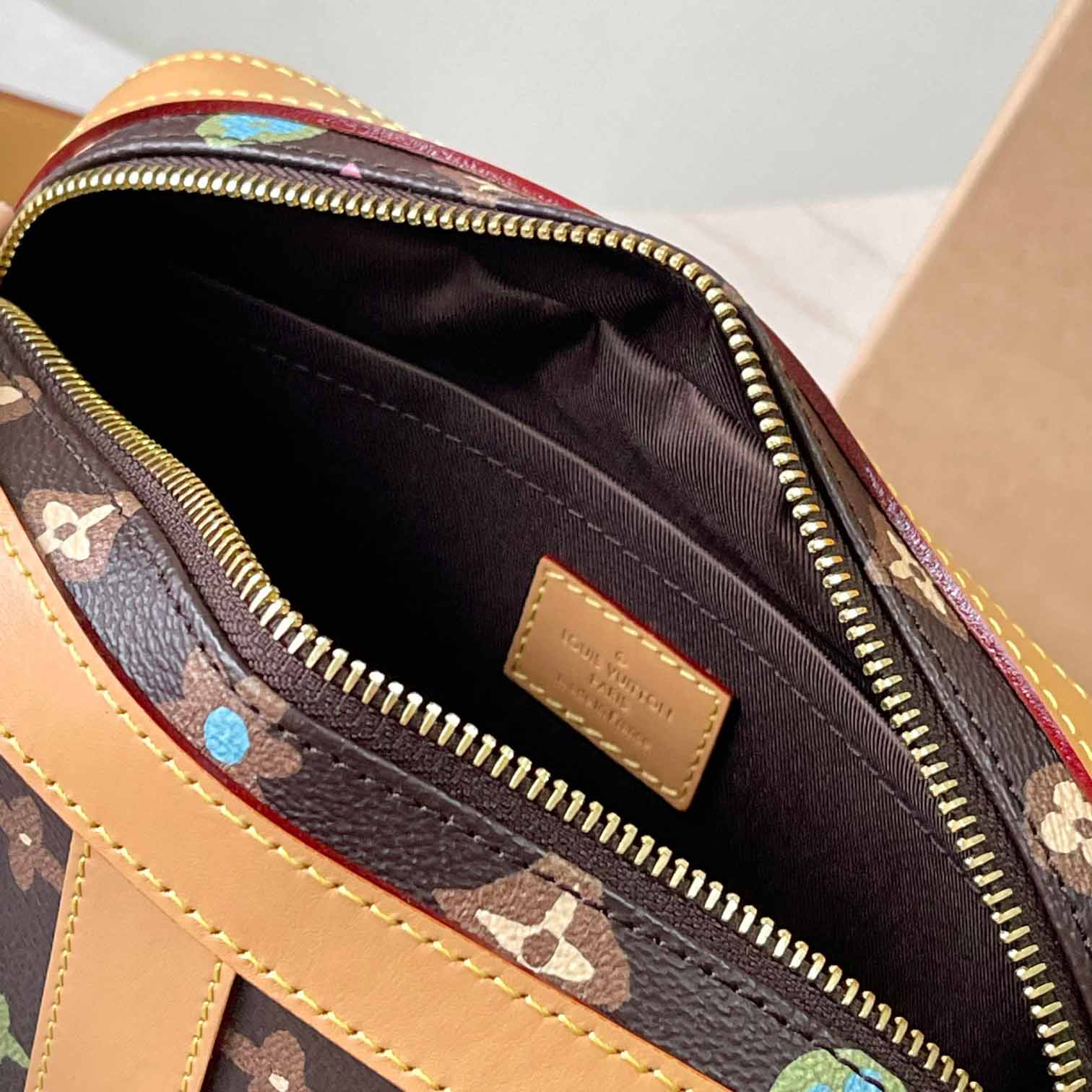 Louis Vuitton Envelope Messenger   M24820 - DopestKickz