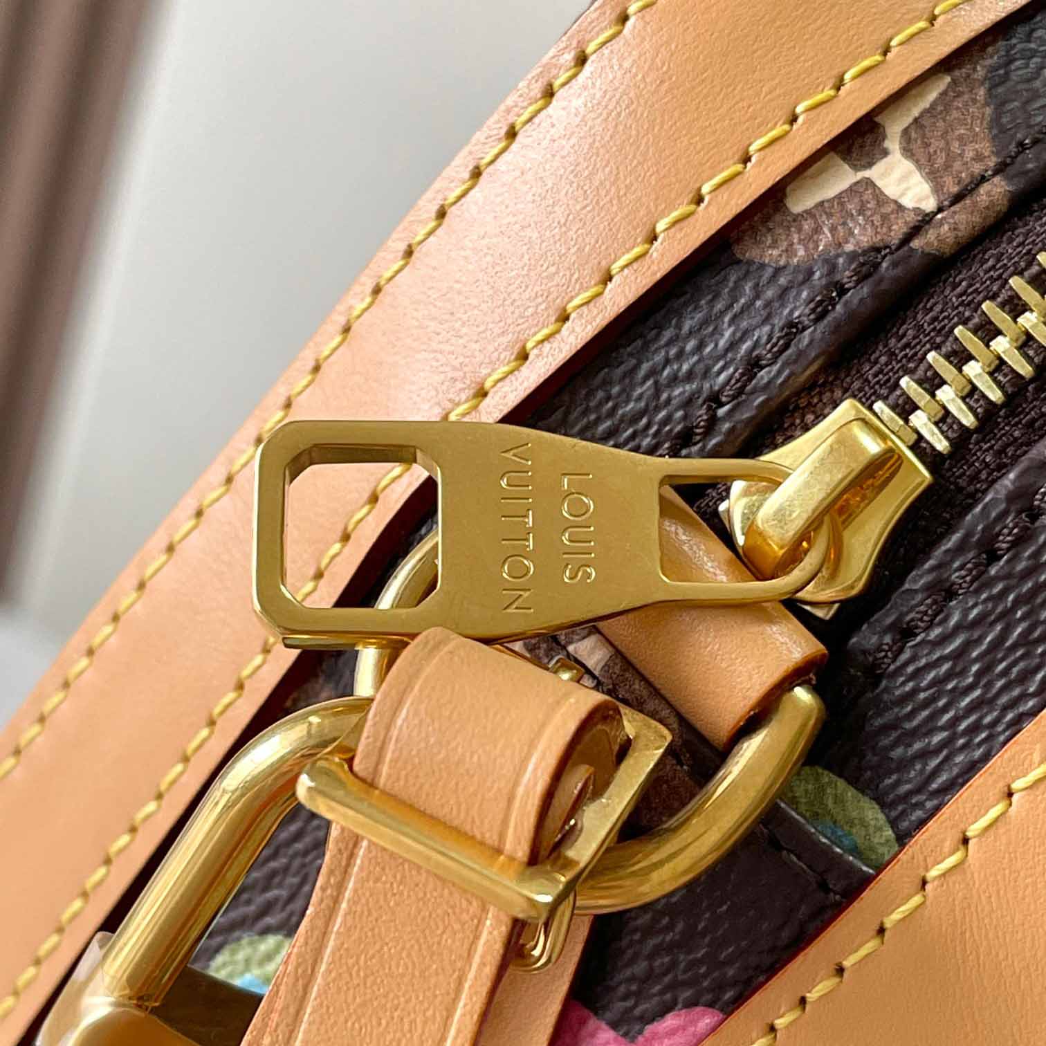 Louis Vuitton Envelope Messenger   M24820 - DopestKickz